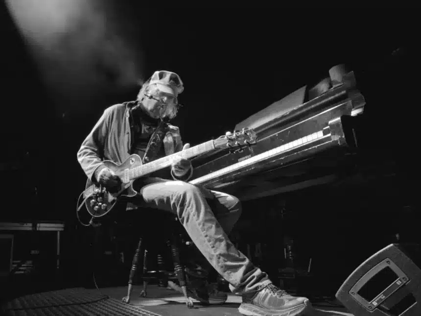 Neil Young σε live εμφάνιση με τους Crazy Horse το 1970