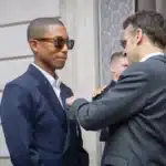 Ο Pharrell Williams παραλαμβάνει τη Λεγεώνα της Τιμής από τον Emmanuel Macron