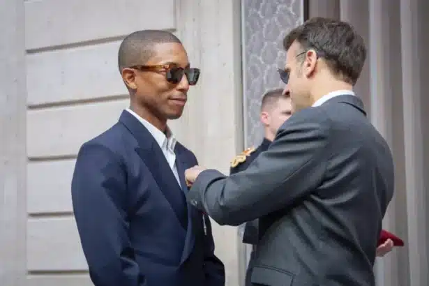 Ο Pharrell Williams παραλαμβάνει τη Λεγεώνα της Τιμής από τον Emmanuel Macron