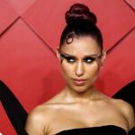 RAYE εξώφυλλο ELLE – τραγουδίστρια μιλά για νηφαλιότητα και νέα αρχή