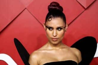 RAYE εξώφυλλο ELLE – τραγουδίστρια μιλά για νηφαλιότητα και νέα αρχή