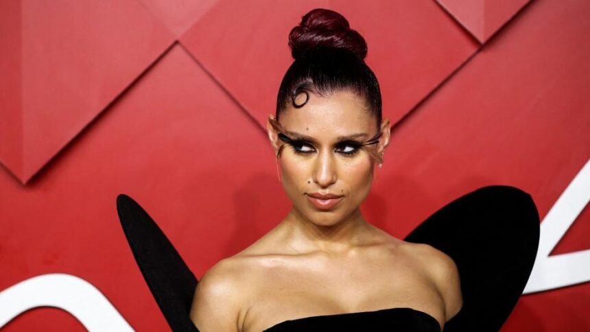 RAYE εξώφυλλο ELLE – τραγουδίστρια μιλά για νηφαλιότητα και νέα αρχή