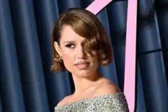 RAYE ανακοινώνει το νέο της άλμπουμ This Music May Contain Hope