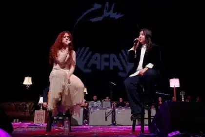 Lucy Dacus και Chappell Roan στη σκηνή του Artists for Aid στο Λος Άντζελες