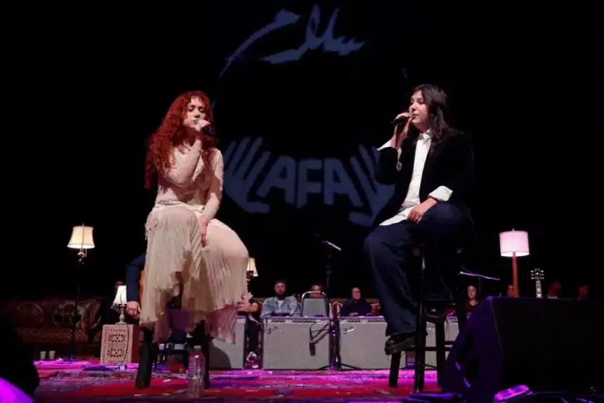 Lucy Dacus και Chappell Roan στη σκηνή του Artists for Aid στο Λος Άντζελες