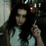 Charli XCX σε σκηνή από το video Residue με σκοτεινή αισθητική και κλώνους