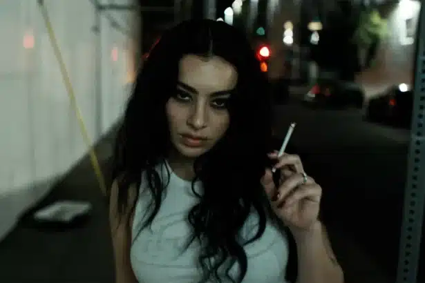 Charli XCX σε σκηνή από το video Residue με σκοτεινή αισθητική και κλώνους