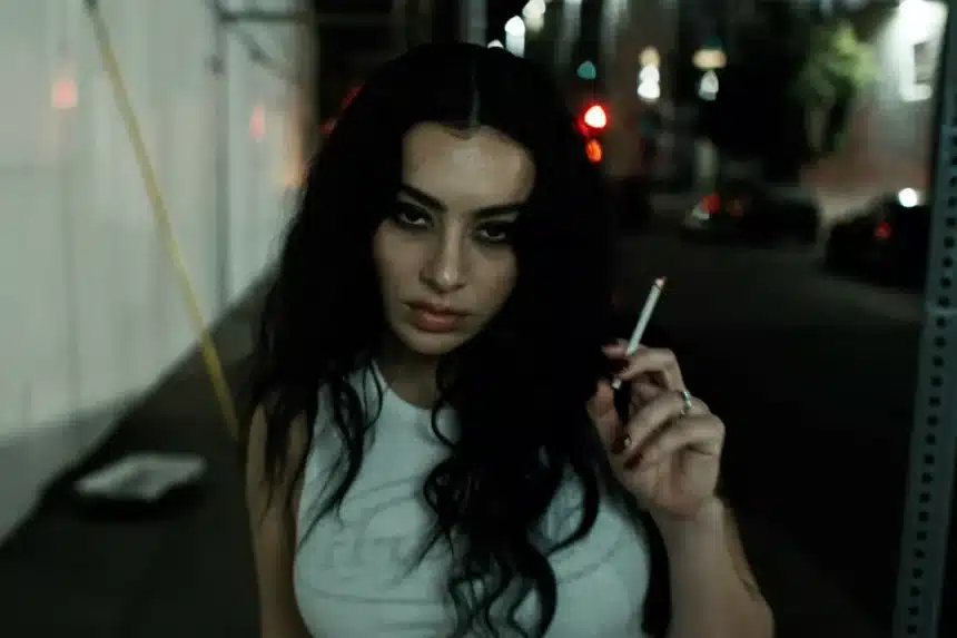 Charli XCX σε σκηνή από το video Residue με σκοτεινή αισθητική και κλώνους