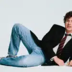 Ο Charlie Puth τραγουδά το νέο του single “Beat Yourself Up” με ρετρό αισθητική