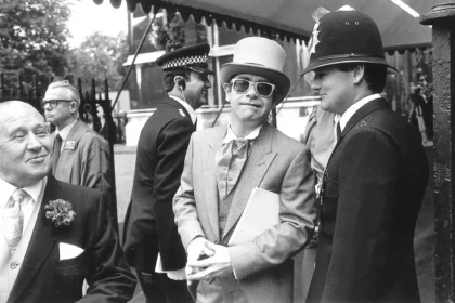 Elton John στη σκηνή με φτερά και γυαλιά σε εμφάνιση των ’70s