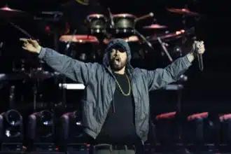 Eminem σε σπάνια live εμφάνιση στο Detroit σε κλειστή εκδήλωση