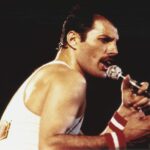 Freddie Mercury στη σκηνή το 1982 με μικρόφωνο