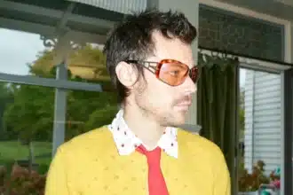 Harry Styles σε στούντιο, με έντονο φωτισμό