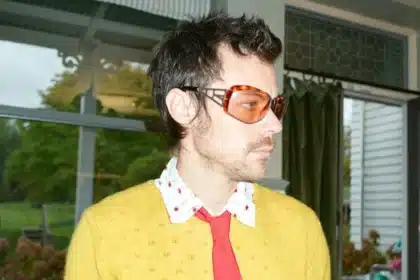 Harry Styles σε στούντιο, με έντονο φωτισμό