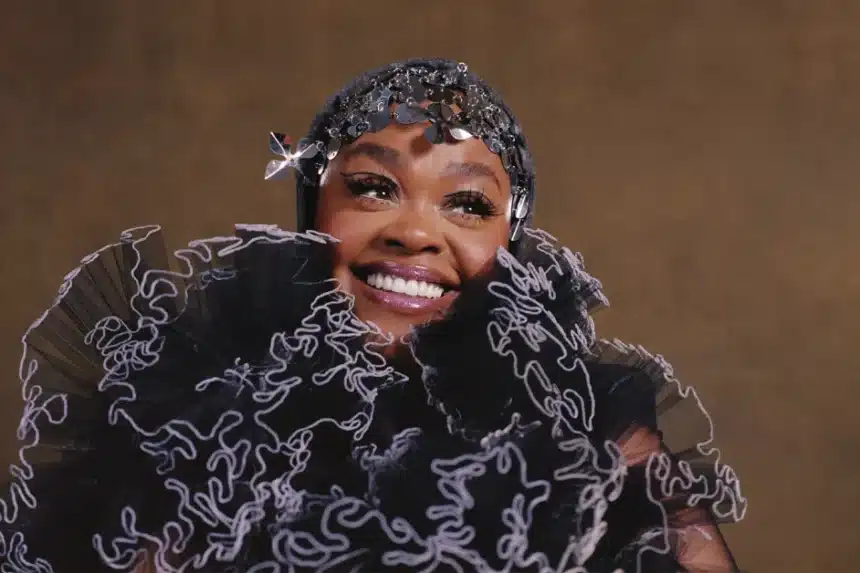 Jill Scott neo soul tragoudistria epistrefei me neo album