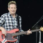 John Paul Jones παίζει ζωντανά στη σκηνή με μπάσο Led Zeppelin