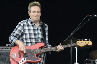 John Paul Jones παίζει ζωντανά στη σκηνή με μπάσο Led Zeppelin