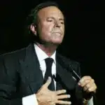 Ο Julio Iglesias κατά τη διάρκεια συναυλίας στη Γαλλία το 2005