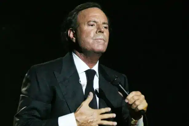 Ο Julio Iglesias κατά τη διάρκεια συναυλίας στη Γαλλία το 2005