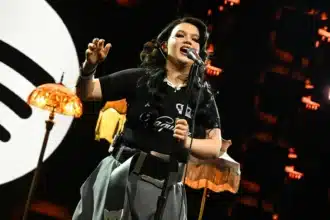 Lola Young επιστρέφει στη σκηνή στο Spotify Best New Artist Grammy Week event