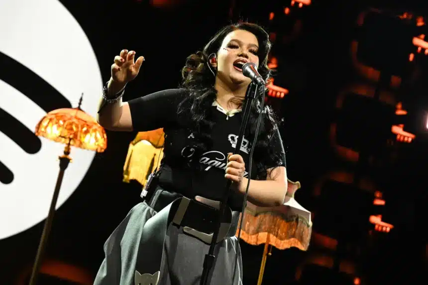 Lola Young επιστρέφει στη σκηνή στο Spotify Best New Artist Grammy Week event