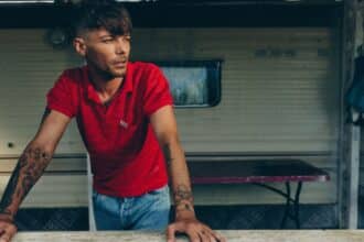 Louis Tomlinson μιλά για αυτοπεποίθηση και το νέο album How Did I Get Here