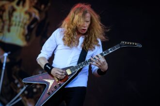 Dave Mustaine στη σκηνή με τους Megadeth σε συναυλία