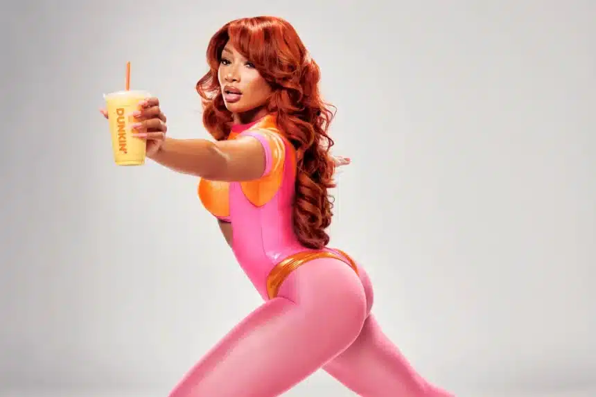 Megan Thee Stallion σε retro διαφημιστικό με 80s αισθητική