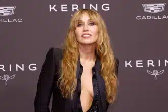 Miley Cyrus neo look gia tin epeteio tis Hannah Montana