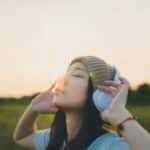 Anthropos akouei mousiki kai skeftetai tous stixous ton tragoudion