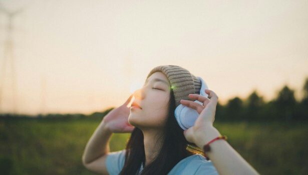 Anthropos akouei mousiki kai skeftetai tous stixous ton tragoudion