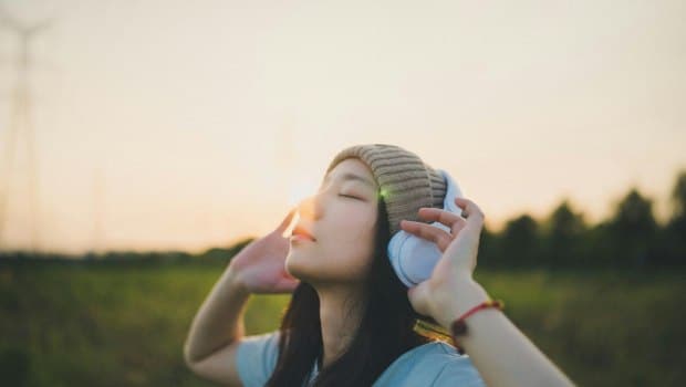 Anthropos akouei mousiki kai skeftetai tous stixous ton tragoudion