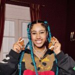 North West ποζάρει με blue wig και bold στιλ στη νέα ραπ συνεργασία της