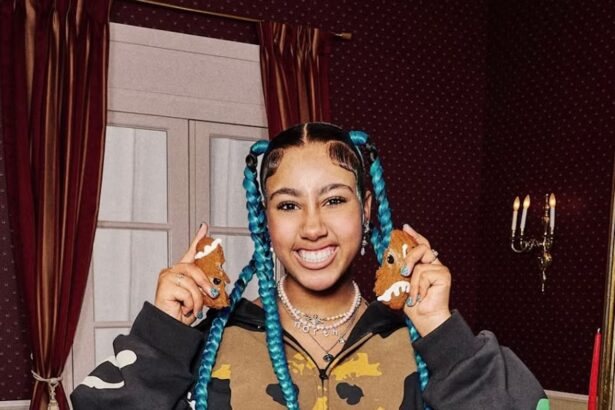 North West ποζάρει με blue wig και bold στιλ στη νέα ραπ συνεργασία της