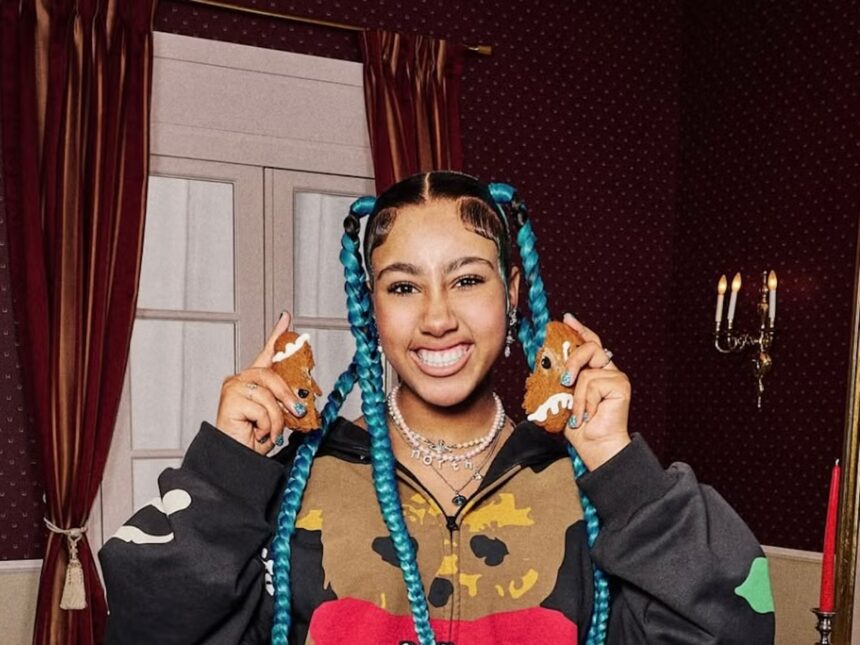 North West ποζάρει με blue wig και bold στιλ στη νέα ραπ συνεργασία της