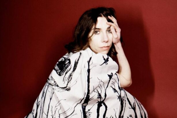 PJ Harvey σε φωτογράφηση, μιλώντας για το νέο της άλμπουμ και βιβλίο