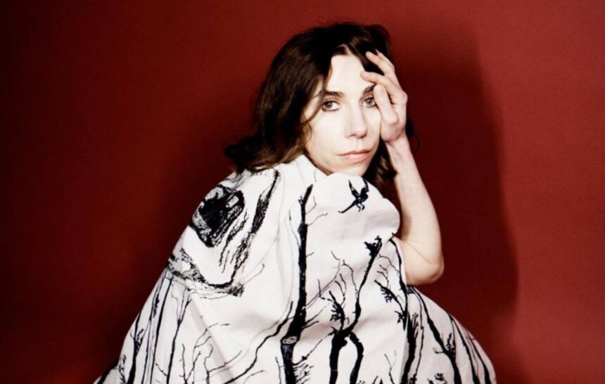 PJ Harvey σε φωτογράφηση, μιλώντας για το νέο της άλμπουμ και βιβλίο