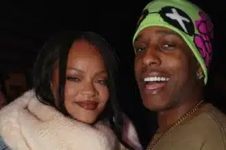 Rihanna και A$AP Rocky χαμογελούν μετά το Νο.1 άλμπουμ στο Billboard 200