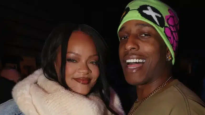 Rihanna και A$AP Rocky χαμογελούν μετά το Νο.1 άλμπουμ στο Billboard 200