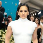 Rosalía σε αιφνιδιαστική εμφάνιση σε συναυλία αλληλεγγύης για την Παλαιστίνη στη Βαρκελώνη