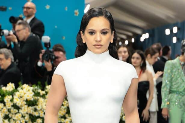 Rosalía σε αιφνιδιαστική εμφάνιση σε συναυλία αλληλεγγύης για την Παλαιστίνη στη Βαρκελώνη