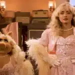 Η Sabrina Carpenter και η Miss Piggy με παρόμοια ρούχα στο Muppet Show