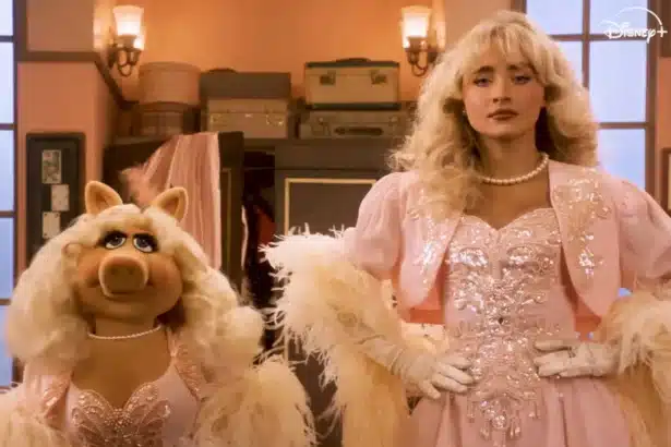 Η Sabrina Carpenter και η Miss Piggy με παρόμοια ρούχα στο Muppet Show