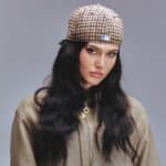 Sienna Spiro επί σκηνής ερμηνεύοντας το Die On This Hill