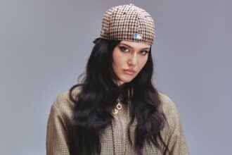 Sienna Spiro επί σκηνής ερμηνεύοντας το Die On This Hill