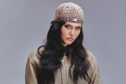 Sienna Spiro επί σκηνής ερμηνεύοντας το Die On This Hill