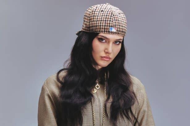 Sienna Spiro επί σκηνής ερμηνεύοντας το Die On This Hill