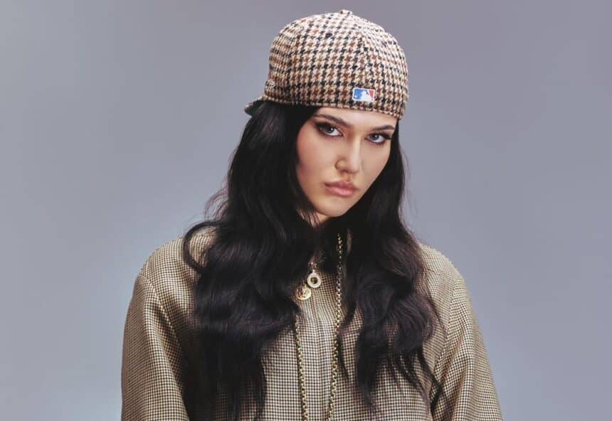 Sienna Spiro επί σκηνής ερμηνεύοντας το Die On This Hill