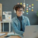 Άτομο με ακουστικά σε γραφείο – ακουστικά στη δουλειά, συγκέντρωση, Gen Z