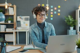 Άτομο με ακουστικά σε γραφείο – ακουστικά στη δουλειά, συγκέντρωση, Gen Z